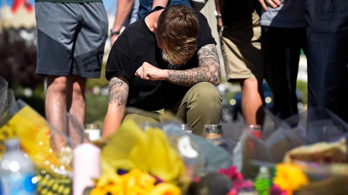 Una mujer recuerda con dolor a las víctimas del atentado cometido en Las Vegas el pasado 4 de octubre.