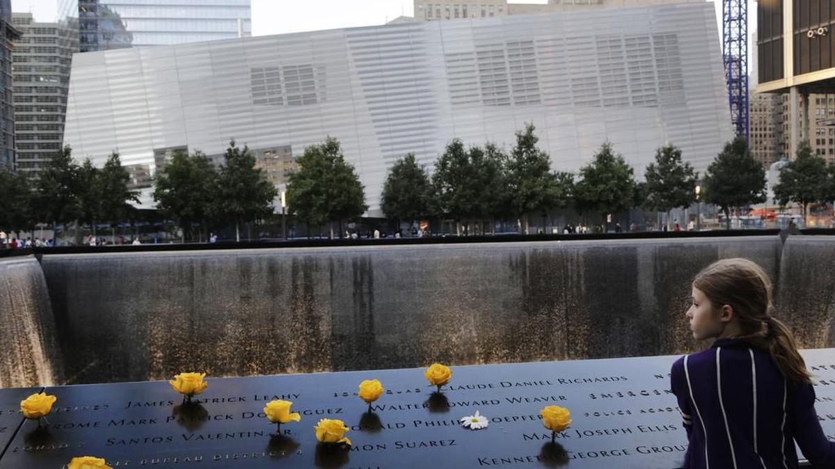 
Una niña visita el Monumento del 11 de Septiembre en Nueva York, donde los nombres de las víctimas bordean dos estanques en el sitio donde se alzaban las Torres Gemelas.
