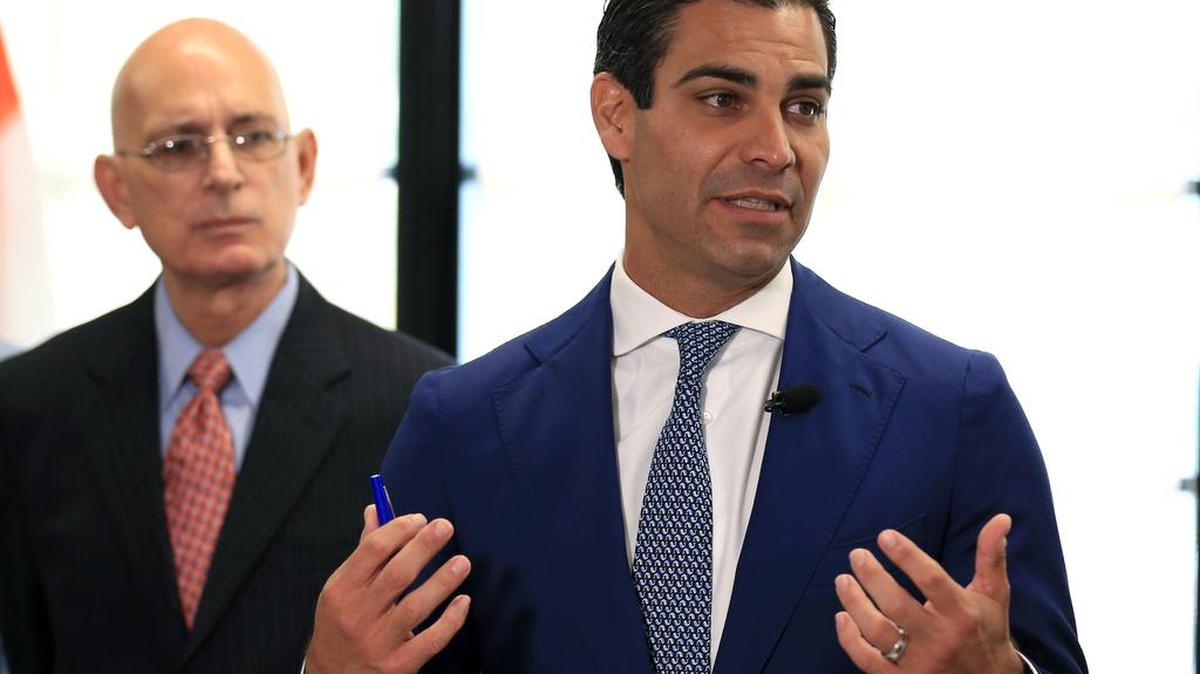 El alcalde de Miami, Francis Suárez (der.), en una foto del 2 de agosto de 2019.