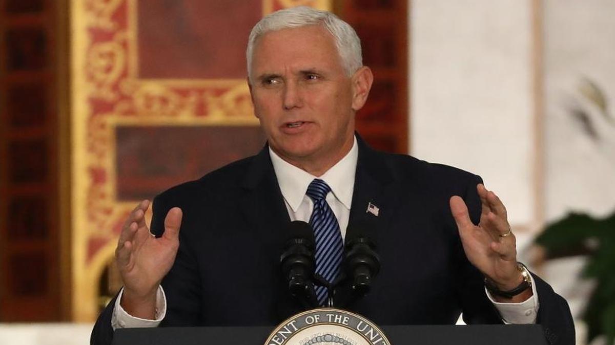 El vicepresidente Mike Pence habla con venezolanos exiliados en la iglesia de Nuestra Señora de Guadalupe en Doral, el 23 de agosto.