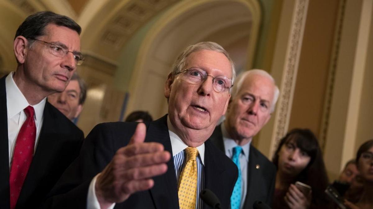 El líder de la mayoría del Senado, Mitch McConnell (centro), trabaja en un proyecto para reemplazar al Obamacare.