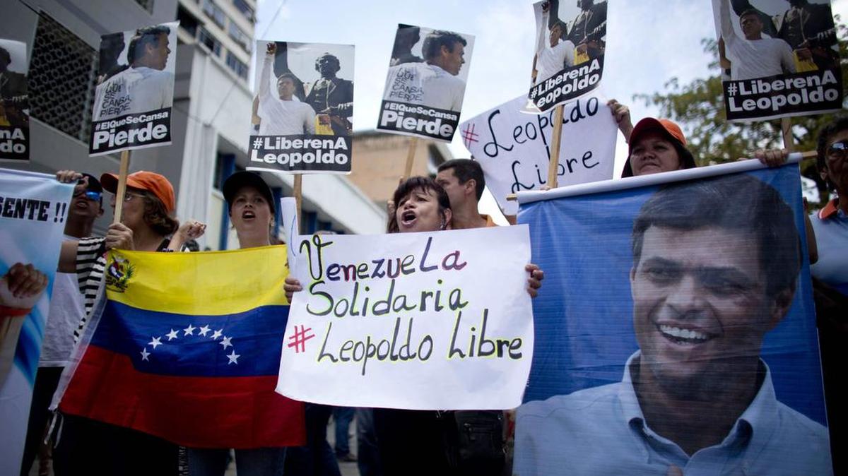 
Un grupo de manifestantes corea consignas en apoyo al líder opositor Leopoldo López el pasado septiembre, frente al tribunal en Caracas.

