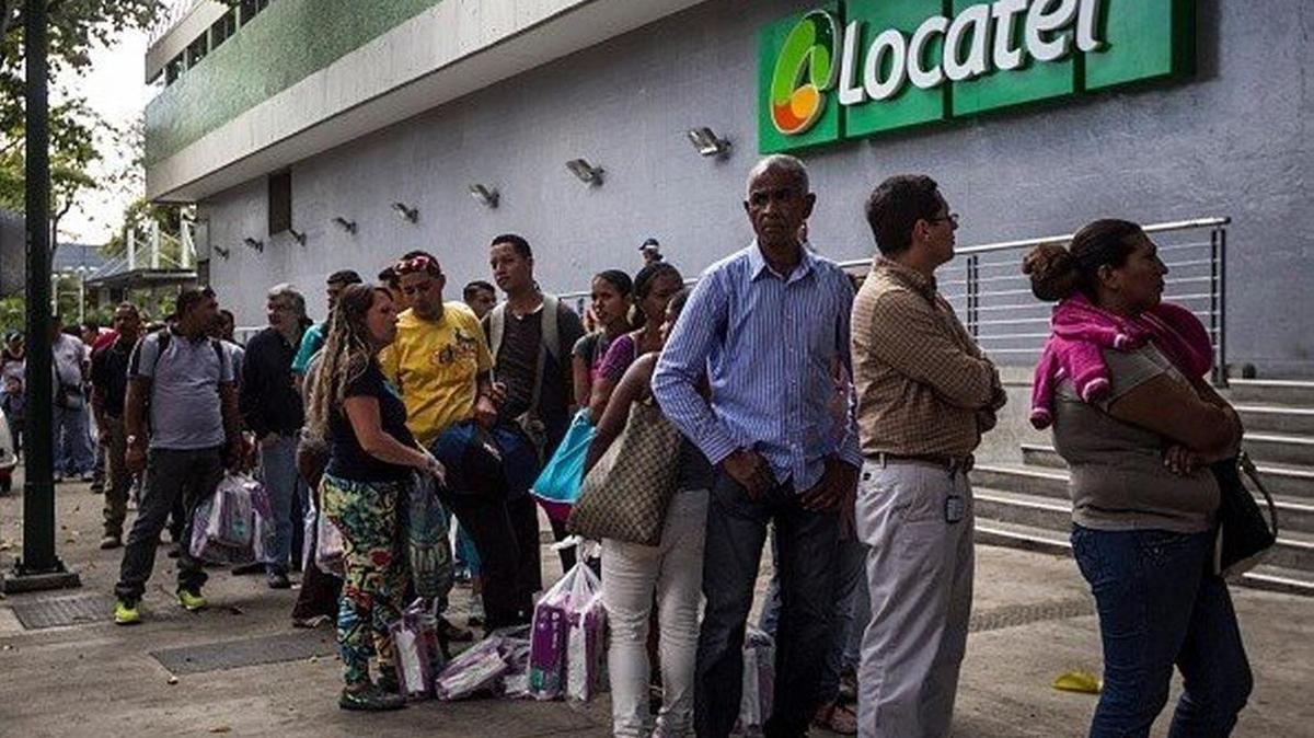 Compradores hacen fila en el exterior de una farmacia privada en Caracas, en el 2015.