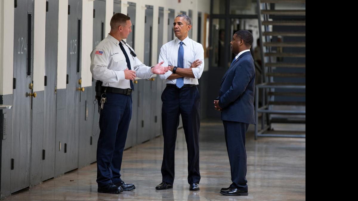 
El presidente Barack Obama (centro) visita el penal de El Reno, en Oklahoma, con el director del Departamento de Prisiones, Charles Samuels (der.), y el agente Ronald Warlick, el jueves pasado.
