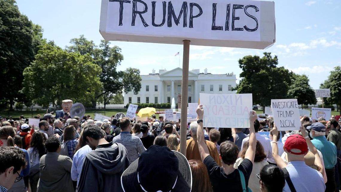 Unas 300 personas protestan frente a la Casa Blanca el miércoles por el despido del director del FBI, James Comey.