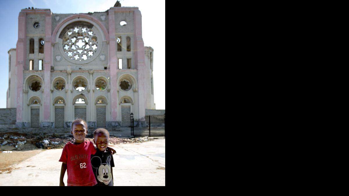 
Dos niños se paran frente a la catedral de Notre Dame, destruida en el terremoto del 2010, en Puerto Príncipe.
