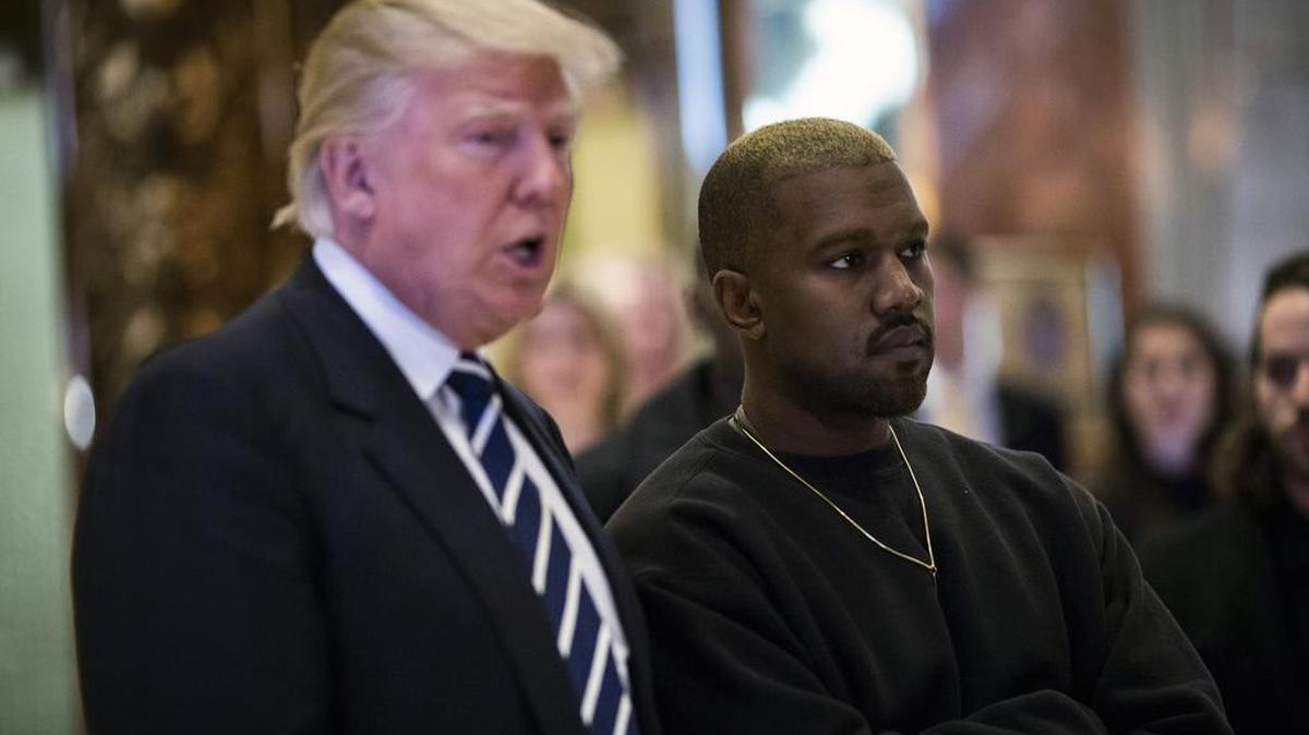 El rapero estadounidense Kanye West (d) posa para la prensa junto al presidente electo de Estados Unidos, Donald Trump, en la Trump Tower de Nueva York.