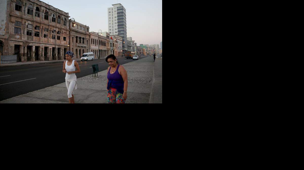 
Dos mujeres caminan por el Malecón de La Habana el viernes pasado, mientras tenía lugar la segunda ronda de conversaciones entre Cuba y Estados Unidos.
