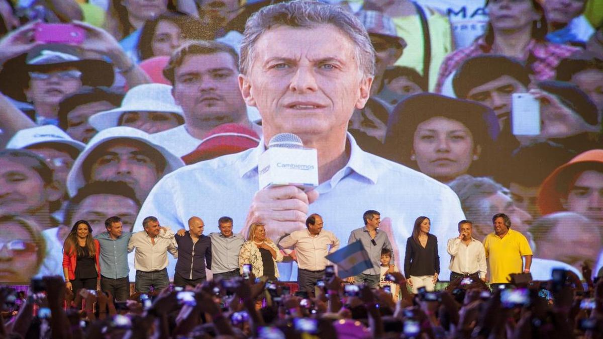 Mauricio Macri, elegido presidente de Argentina el domingo pasado, aparece en una pantalla gigante en la sede de su campaña en Buenos Aires.