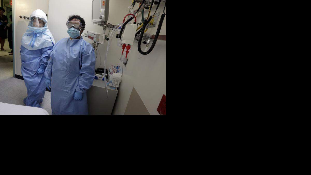 
La enfermera Belkys Fortune (der.), y Teressa Celia, directora adjunta de Prevención y Control de Infecciones en el hospital Bellevue, en Nueva York, muestran este miércoles los procedimientos para posibles pacientes de ébola.
