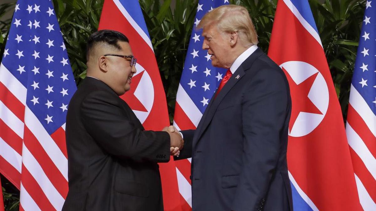 El presidente de EEUU, Donald Trump, se reúne con el líder norcoreano Kim Jong Un en la isla de Sentosa, en Singapur, el 12 de junio.