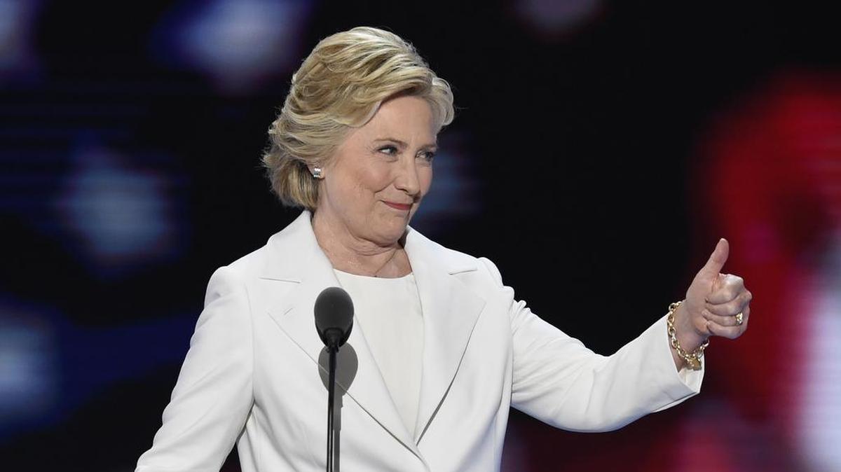 La candidata presidencial demócrata Hillary Clinton saluda a los asistentes el jueves a la Concención Nacional Demócrata en filadelfia.