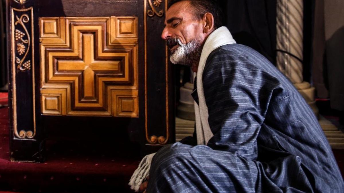 Un hombre llora en el funeral de los fallecidos en un ataque suicida del Estado Islámico contra los coptos, el Domingo de Ramos en dos localides de Egipto.