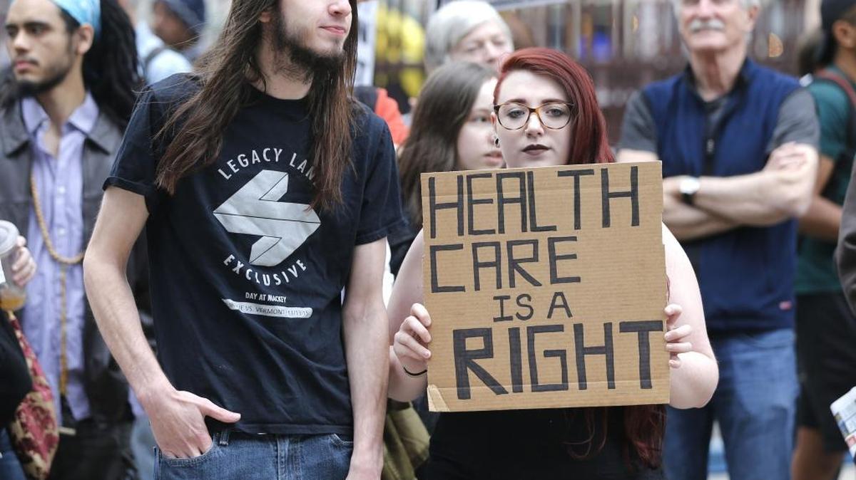 Un grupo de manifestantes protesta en Chicago el viernes pasado contra el intento de eliminar Obamacare.