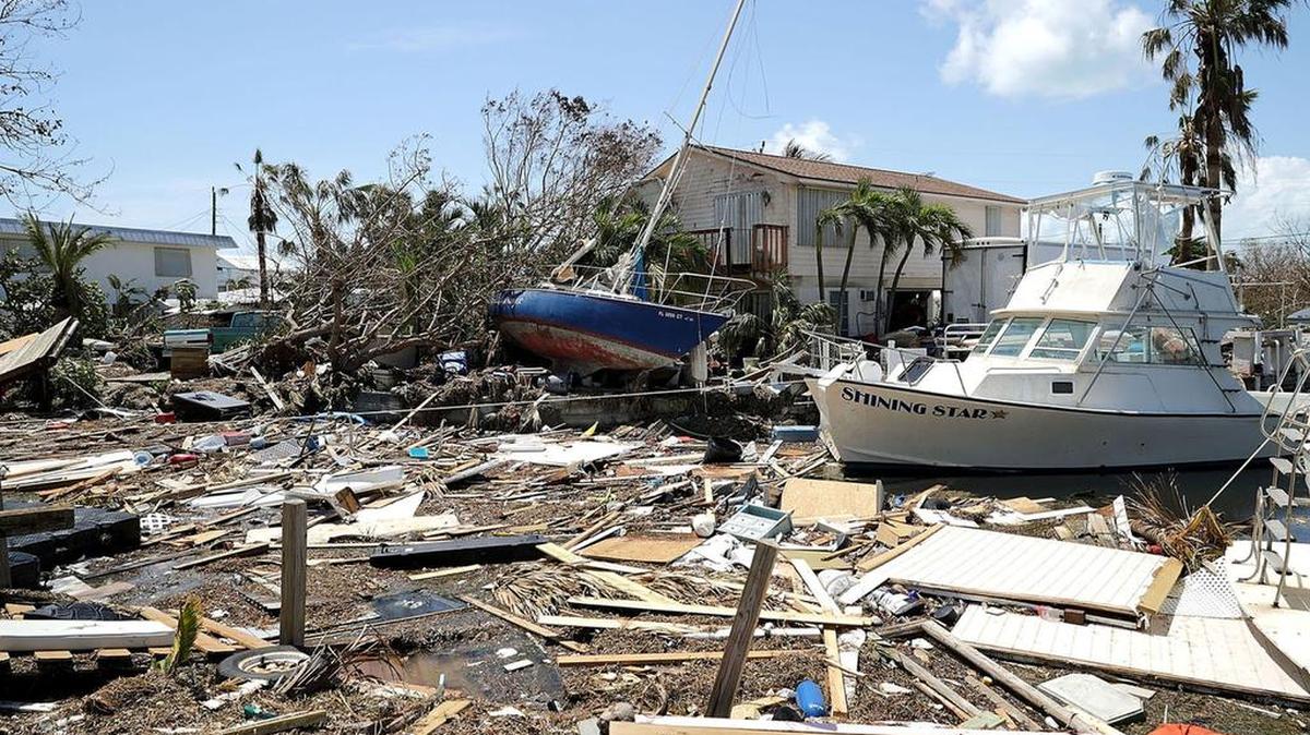 Varias embarcaciones yacen sobre destrozos causados por el huracán Irma en Marathon, en los Cayos de la Florida.