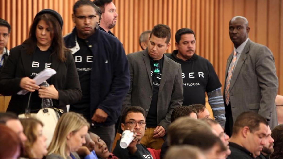 Conductores de Uber llegan a la audiencia pública de la Comisión del Condado Miami-Dade el miércoles pasado.