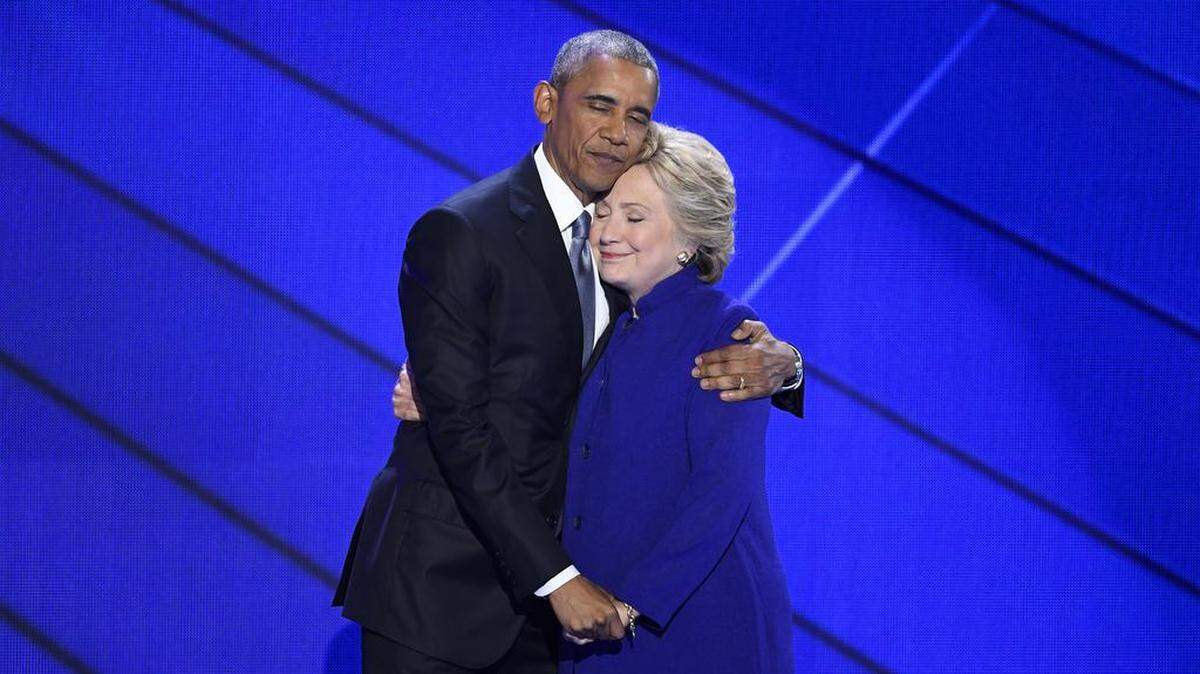 El presidente Barack Obama abraza a la candidata presidencial Hillary Clinton.