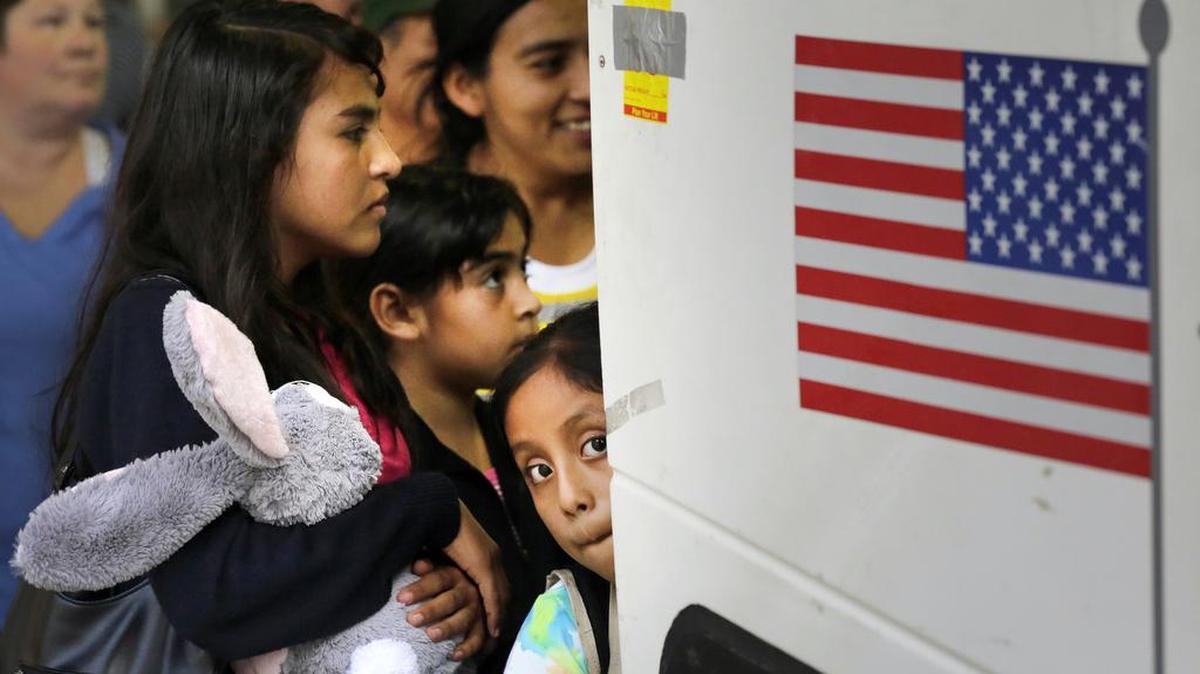Inmigrantes de El Salvador y Guatemala que ingresaron a EE UU de manera ilegal suben a un autobús después de ser liberados de un centro de detención para familias en Texas.
