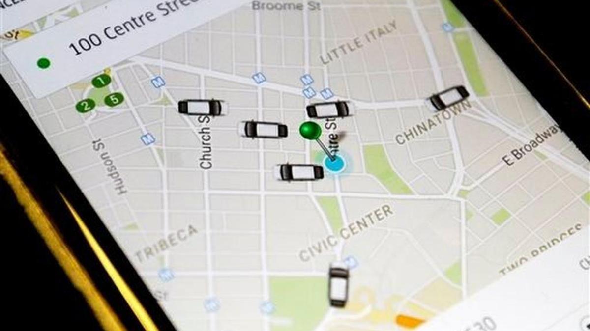 La aplicación de Uber muestra en un teléfono celular los autos disponibles en un sector del distrito neoyorquino de Manhattan.