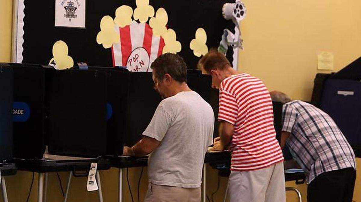 
Varias personas votan en las elecciones primarias de la Florida en Miami, el pasado 26 de agosto.
