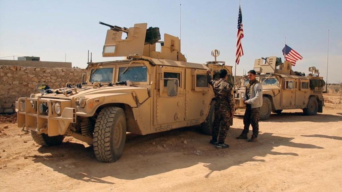 Combatientes sirios conversan cerca de vehículos militares norteamericanos en la provincia de Alepo, el 7 de marzo.