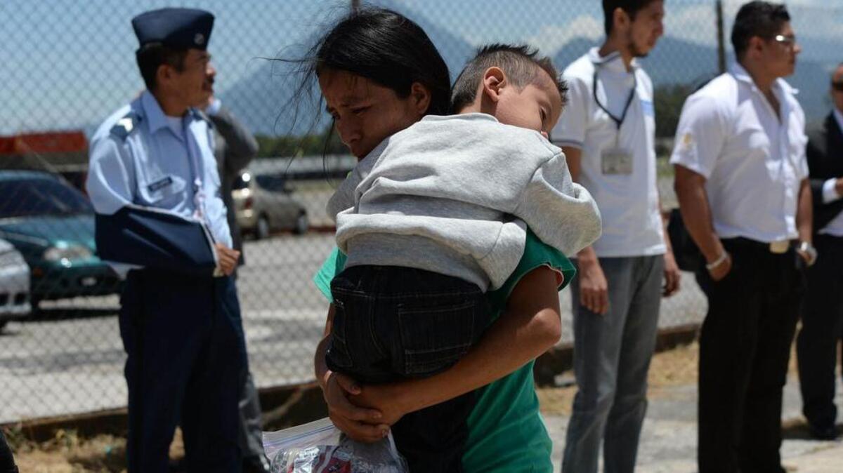 Una mujer y su hijo fueron deportados de Estados Unidos el 22 de julio de 2014, a Ciudad de Guatemala.