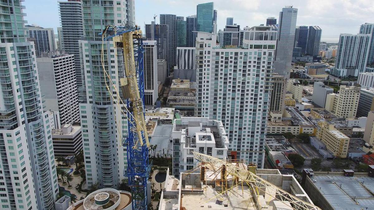 El huracán Irma derribó grúas de construcción en el downtown de Miami.