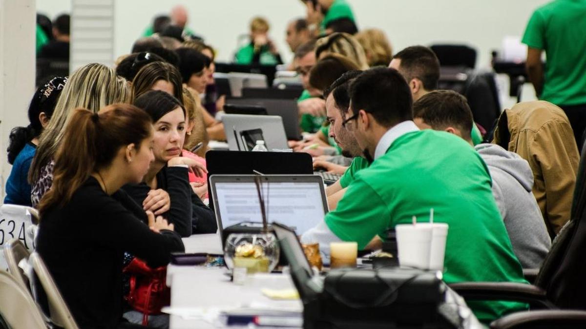 
Personas sin cobertura médica hablan con agentes de seguros en el Mall de las Américas, en Miami, el pasado diciembre.
