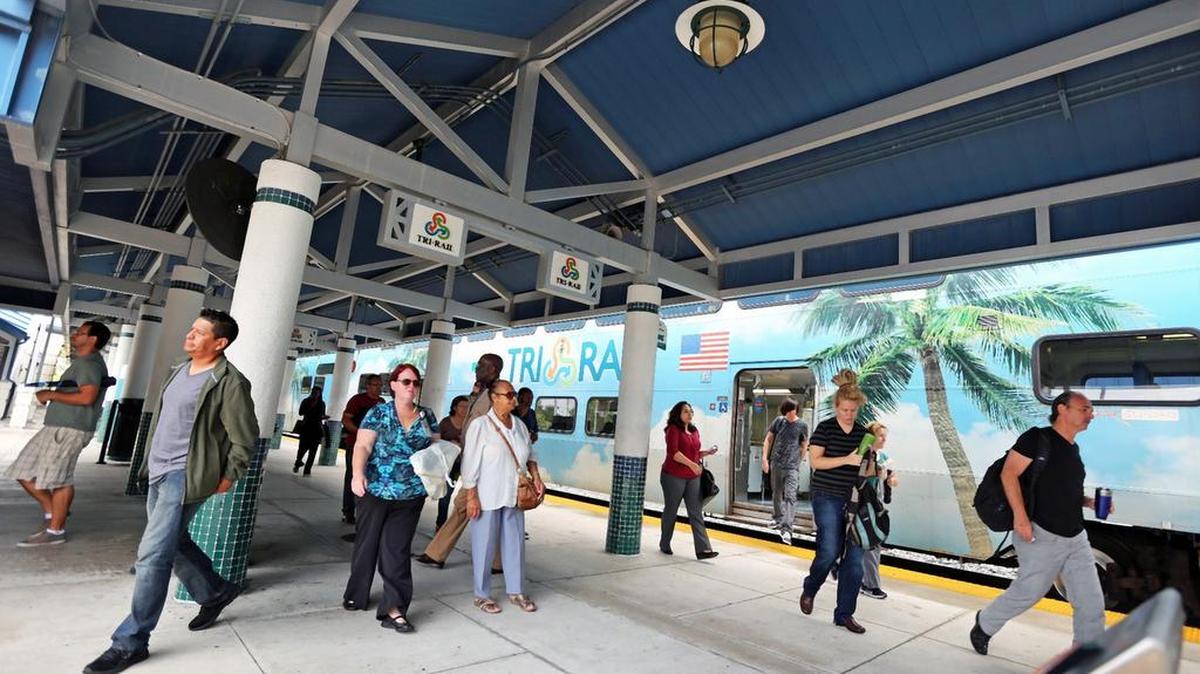 
Un grupo de pasajeros sale de un tren del Tri-Rail en la calle 79 del NW, en Miami. En el 2017 una nueva línea llegará al downtown.
