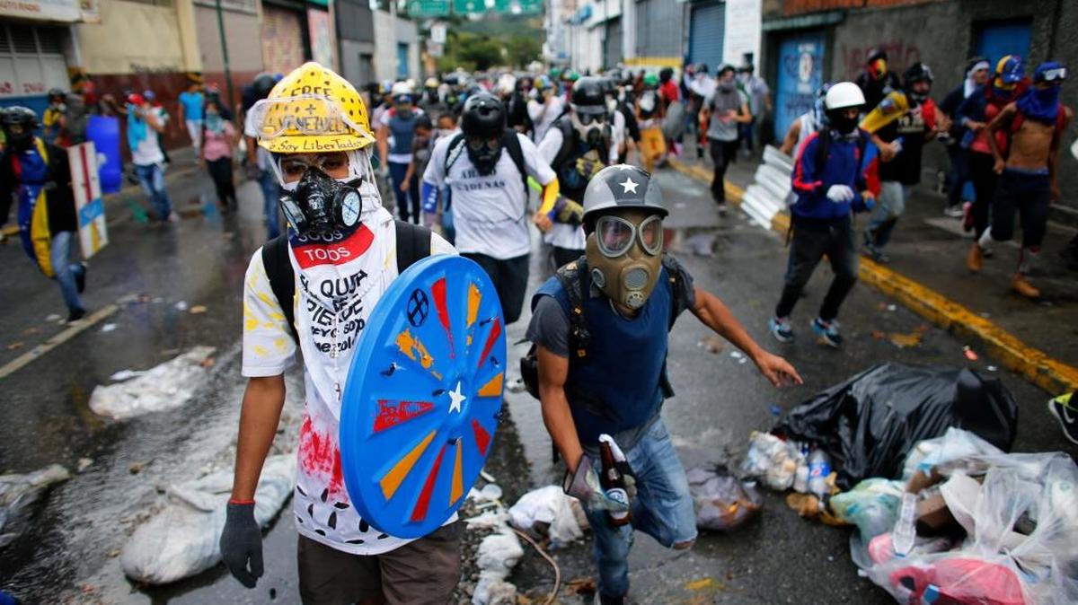 Manifestantes contra el gobierno de Venezuela marchan en Caracas el lunes pasado.