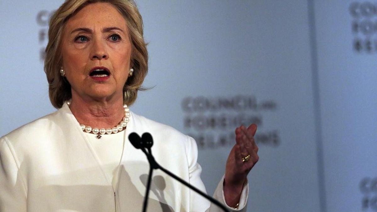 La candidata demócrata Hillary Clinton pidió más ataques aéreos contra el Estado Islámico.