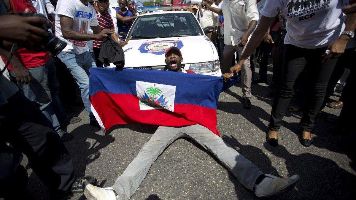 Un manifestante grita "no al racismo" durante una protesta en contra de las deportaciones de haitianos desde República Dominicana, el 21 de julio en Puerto Príncipe, Haití.