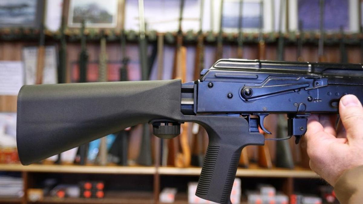 Un dispositivo conocido en inglés como bump stock (izq.) convierte un fusil semiautomático en automático.