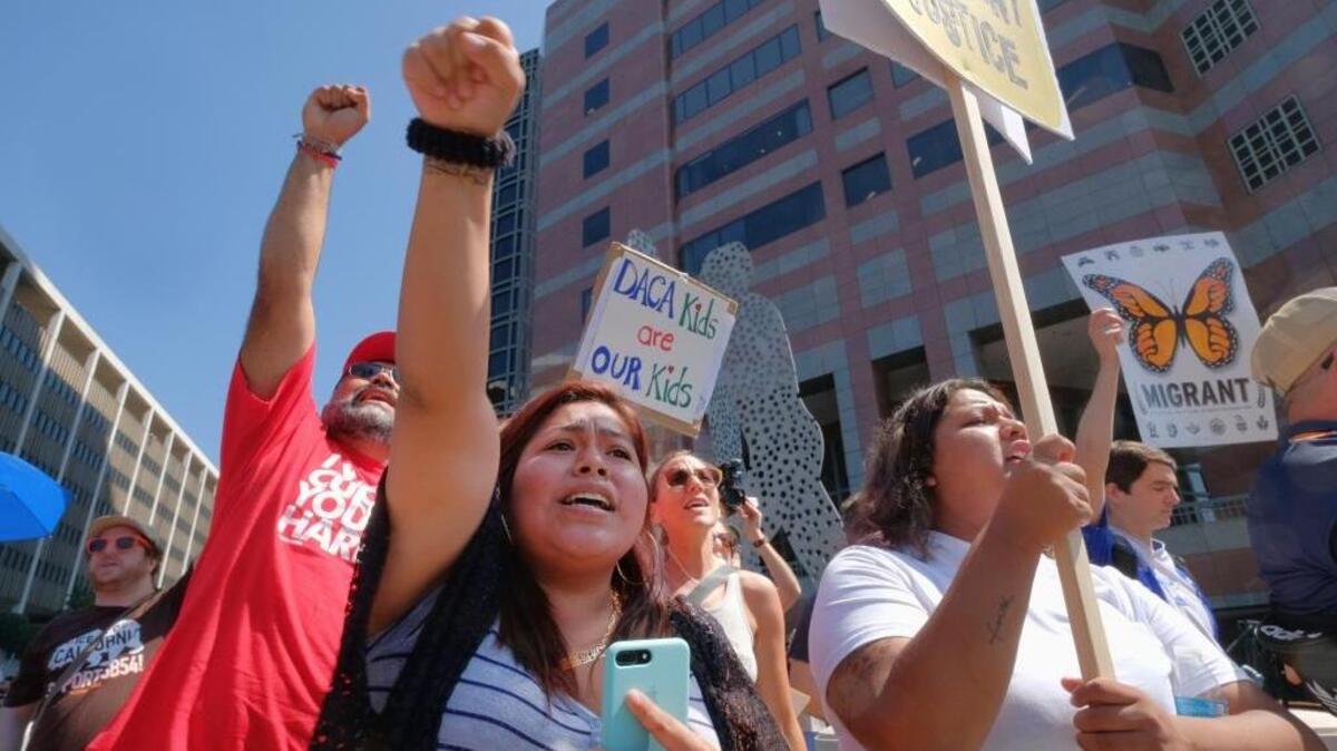 Una multitud protesta este martes en Los Angeles por la cancelación del programa DACA.