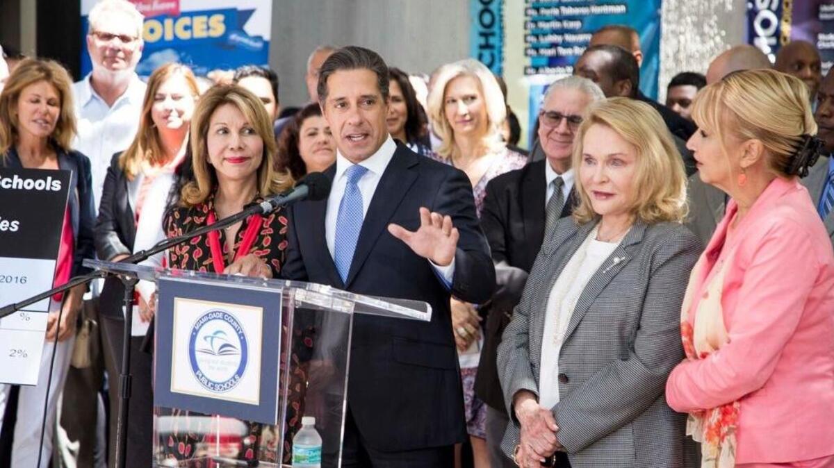 El superintendente escolar Alberto Carvalho (centro) anuncia en una conferencia de prensa que ninguna escuela pública de Miami-Dade recibió una F.