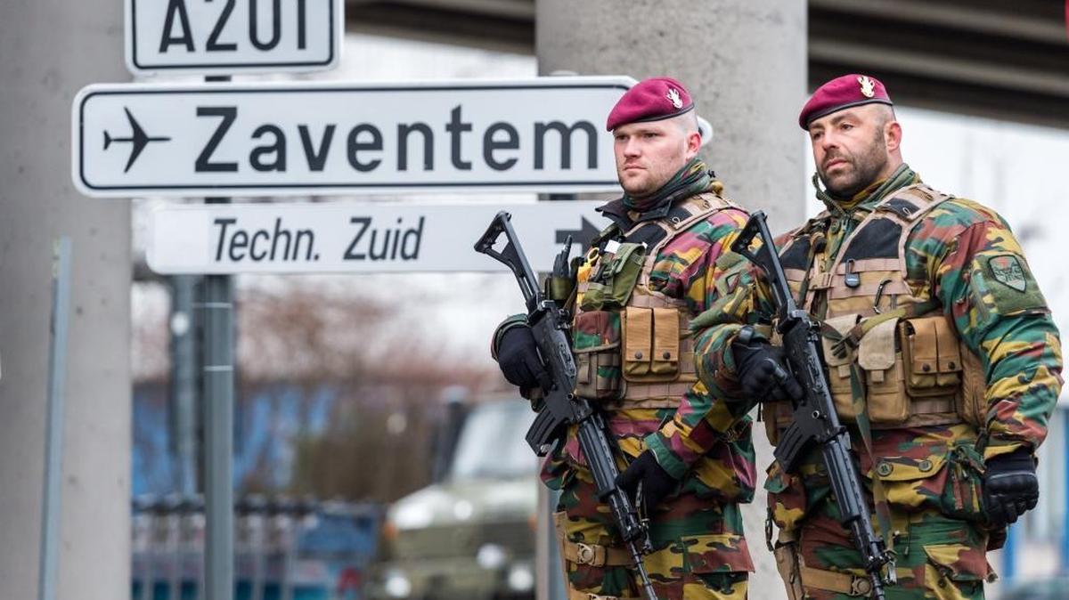 Soldados belgas patrullan el aeropuerto de Bruselas el miércoles, tras el atentado terrorista que dejó más de treinta muertos en la capital de Bélgica.