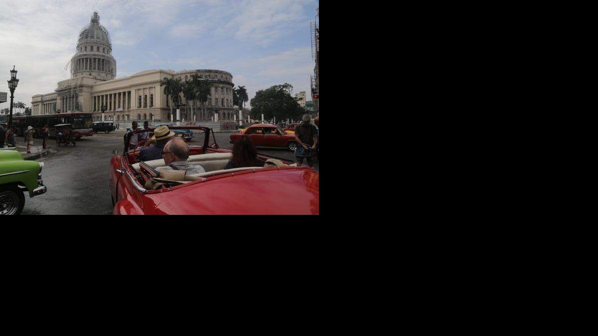 
Varios turistas a bordo de un auto norteamericano antiguo visitan la zona del Capitolio de La Habana, el viernes pasado.
