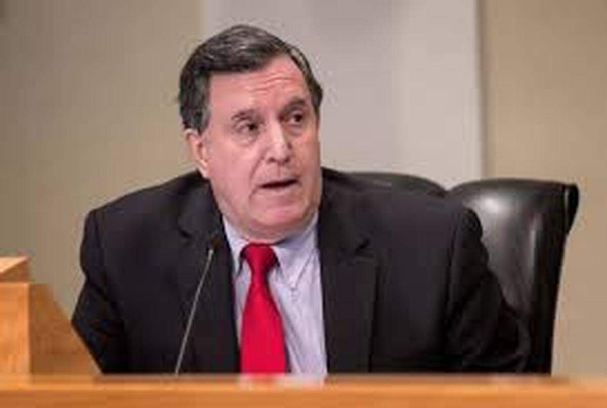 El comisionado Joe Carollo está siendo empantanado por una enérgica petición publica para removerlo de su oficina por abuso de poder y más.