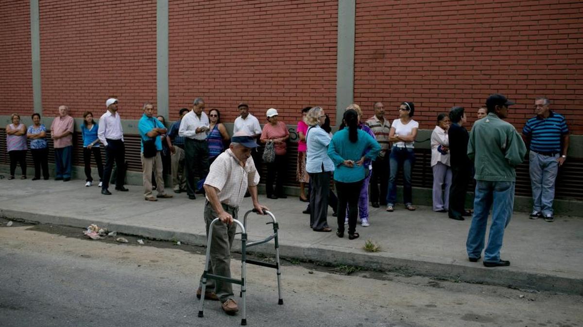 Electores hacen fila para votar en el barrio caraqueño 23 de Enero, durante los comicios legislativos del 6 de diciembre pasado que ganó la oposición.