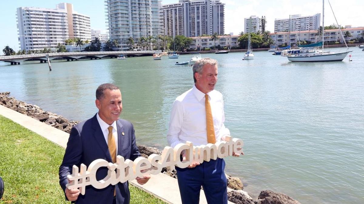 El alcalde de Miami Beach, Philip Levine (izq.), y el de Nueva York, Bill de Blasio, comparten esfuerzos contra el cambio climático.