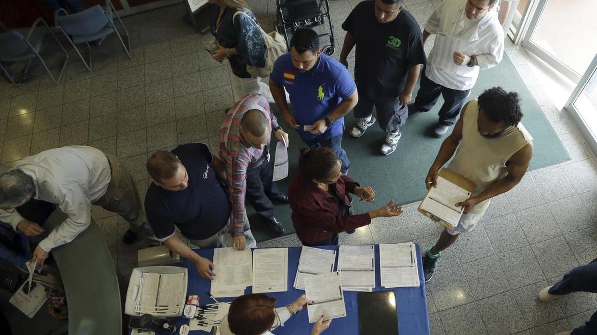 Varias personas se inscriben el miércoles para votar en el Departamento de Elecciones del condado Miami-Dade.