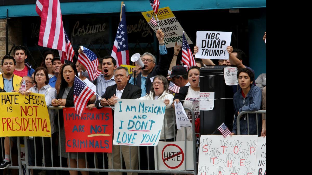 
Cerca de un centenar de personas protestaron en Chicago afuera del City Club donde el pre candidato presidencial Donald Trump se presentó el lunes. cApproximately 100 protesters rally outside the City Club of Chicago before the arrival of 2016 presidential candidate Donald Trump on Monday, June 29, 2015 in Chicago. (Antonio Perez/Chicago Tribune/TNS)
