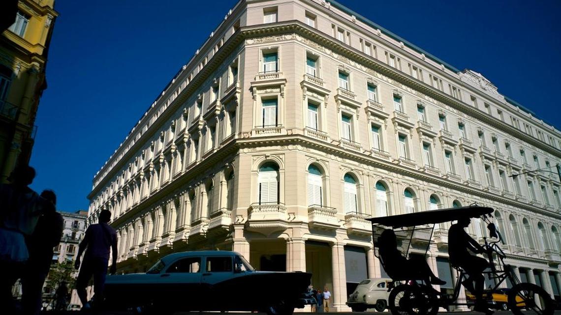 La Manzana de Gómez, ahora sede de un hotel y tiendas de lujo, se alza en el centro de La Habana.