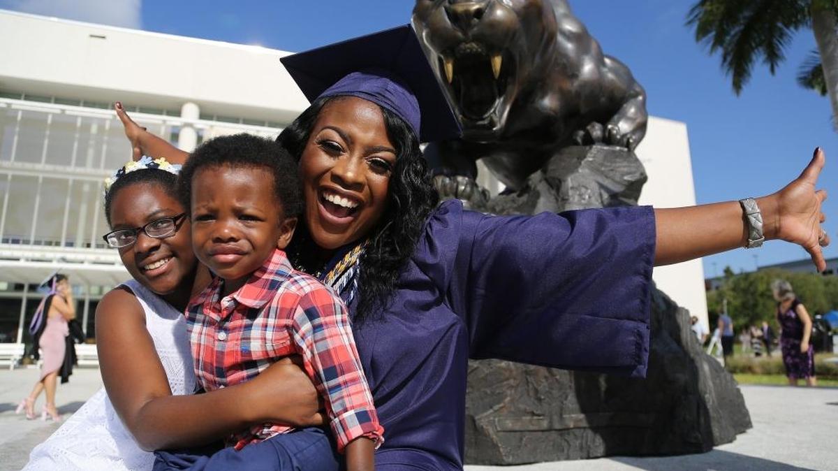 Nyamekye Daniel, madre soltera, se graduó el 3 de mayo de Bachiller en Ciencias.