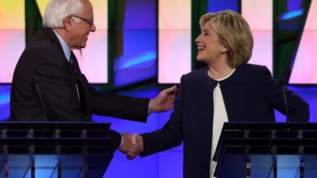 
Los candidatos demócratas Hillary Clinton y Bernie Sanders se saludan al terminar el debate presidencial en Las Vegas, en la noche del martes.
