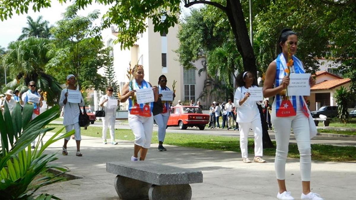 La policía cubana arresta con frecuencia a las Damas de Blanco durante sus marchas de protesta cada domingo en La Habana.