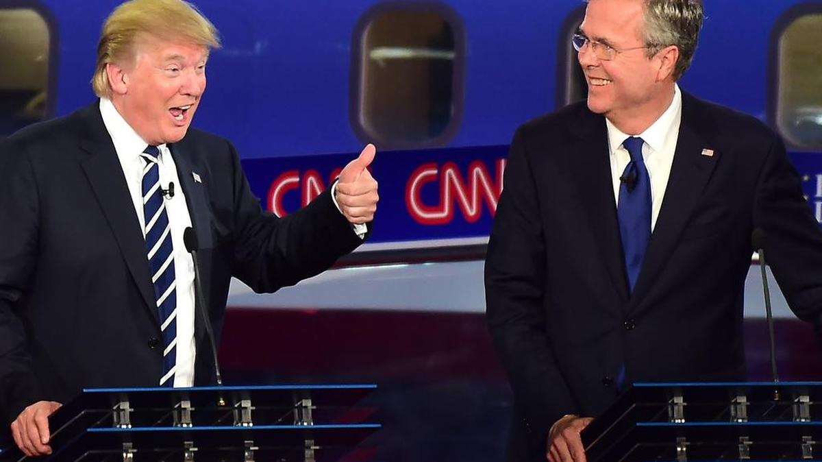 
Los aspirantes republicanos Donald Trump (izq.) y Jeb Bush participan en el debate de los candidatos el miércoles pasado.
