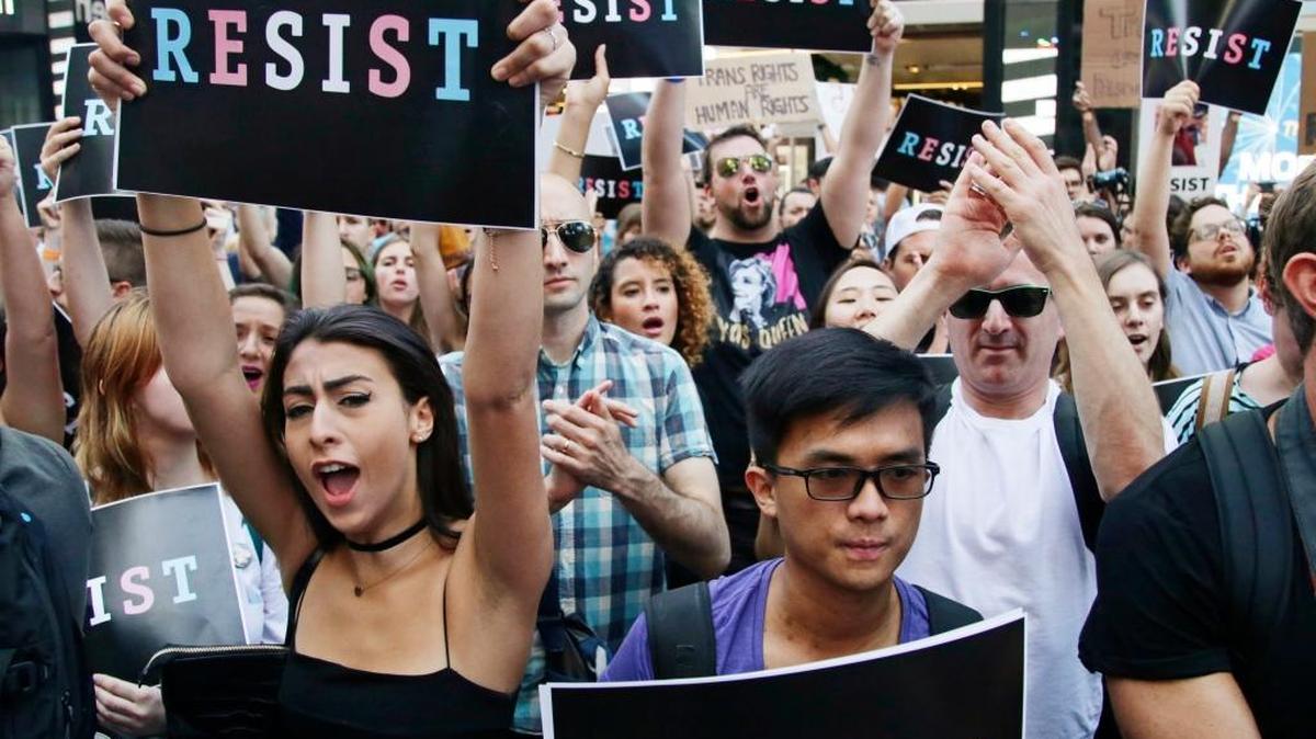 Una multitud protesta en Times Square, en Nueva York, contra la medida presidencial de prohibir la entrada de transgéneros en las fuerzas armadas, el miércoles pasado.