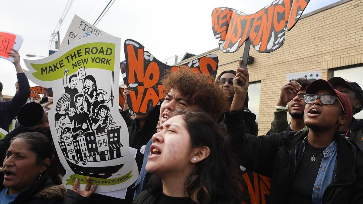 Un grupo de manifestantes protesta en Elizabeth, Nueva Jersey, contra la política de deportaciones del presidente Trump, el pasado febrero.