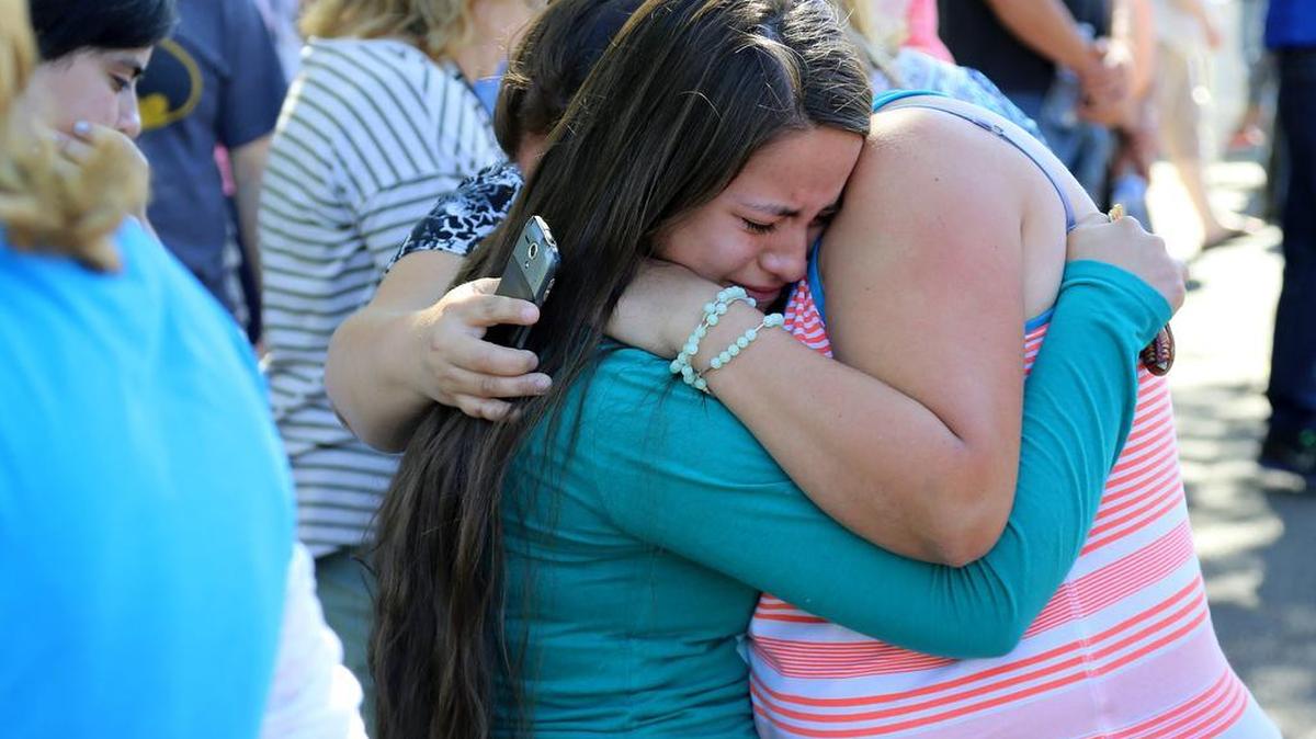 
Una mujer es consolada por amigos y familiares después del tiroteo en el Colegio Comunitario Umpqua, el jueves en Roseburg, Oregon.
